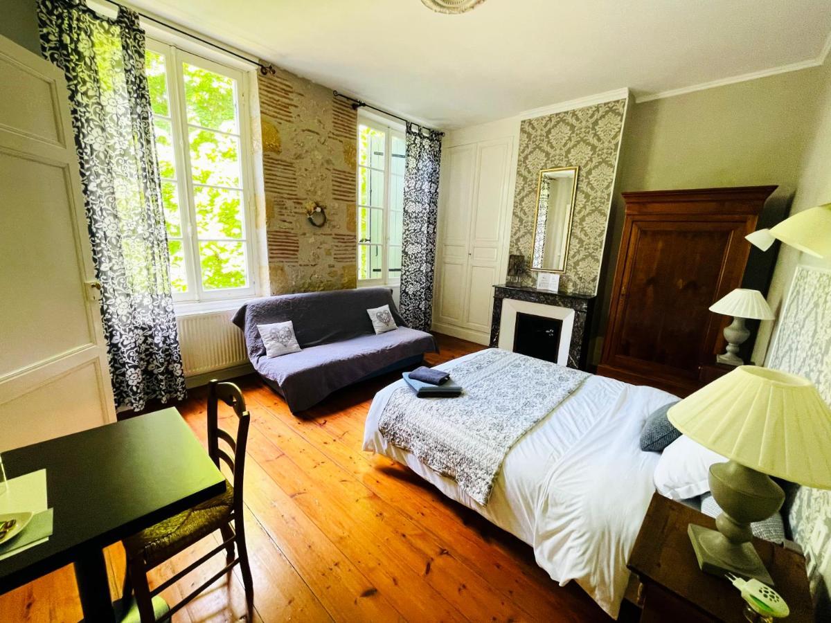 Domaine Le Baraillot, Chambres Et Repas D'Hotes, Soiree Etape Aiguillon Экстерьер фото